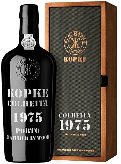 Taça de vinho do Porto Kopke Colheita 1975, com garrafa de Kopke e rótulo vintage, em fundo neutro.