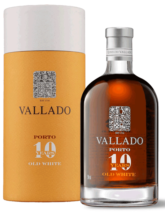 Taça de vinho do Porto Quinta do Vallado Branco 10 Anos, com garrafa de vinho branco envelhecido.