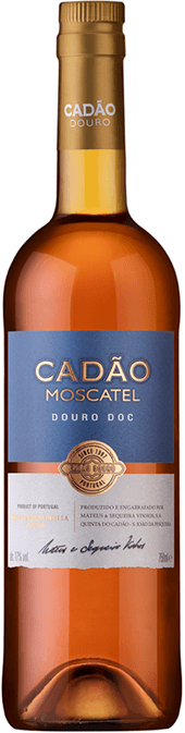 Taça de vinho com moscatel Cadão, vinho da Madeira, em garrafa de vidro transparente, com rótulo vermelho e dourado.