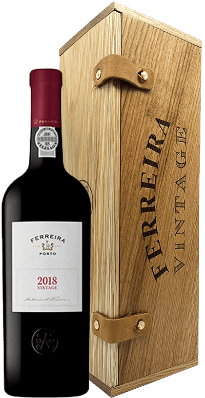 Taça de vinho do Porto Ferreira Vintage 2018 da Casa Ferreirinha, destaque para a cor rubi intensa e o rótulo do vinho.