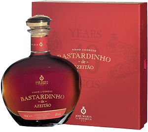 Vinho Moscatel Bastardinho José Maria da Fonseca, vinho da Madeira envelhecido 40 anos, garrafa com rótulo elegante.