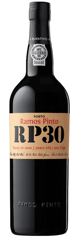 Taça de vinho do Porto Ramos Pinto Tawny 30 Anos, vinho envelhecido na garrafa, com rótulo detalhado e coloração âmbar.