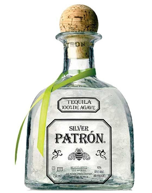 Taça de destilados Patron Silver com tequila prateada, apresentando garrafa de Patron e copo sobre fundo neutro.