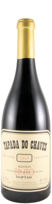 Taça de vinho tinto Reserva Tapada de Chaves da Fundação Eugenio de Almeida, com garrafa de vinho ao fundo.