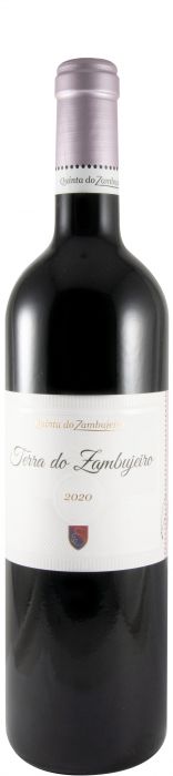 Taça de vinho tinto Zambugeiro Terra do Zambujeiro, garrafa de vinho na mesa, destaque para rótulo e cor do vinho.