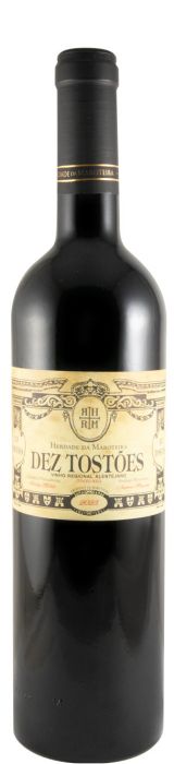 Taça de vinho tinto Herdade da Maroteira com dez tostões, destaque para a cor e elegância do vinho.