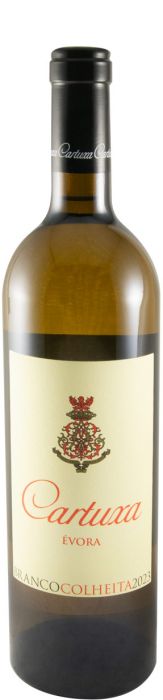 Taça de vinho branco Cartuxa Branco da Adega da Cartuxa, com garrafa de vinho ao fundo, em ambiente elegante.
