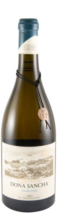Copo de vinho branco Dona Sancha Encruzado da Quinta Dona Sancha, com garrafa ao fundo, em ambiente elegante