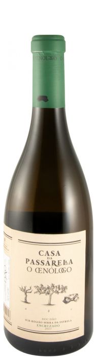 Taça de vinho Oenologo Encruzado da Casa da Passarela, com garrafa de vinho branco ao fundo, em ambiente elegante.
