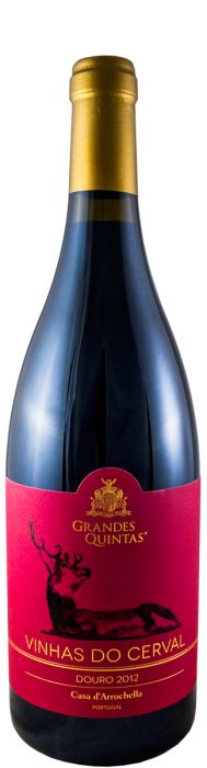 Taça de vinho tinto Casa de Arrochella Grandes Quintas Vinhas do Cerval, garrafa de vinho na mesa, fundo neutro.