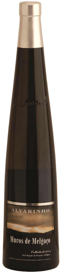 Taça de vinho verde Muros de Melgaço Alvarinho da marca Anlselmo Mendes, com garrafa de vinho na mesa.