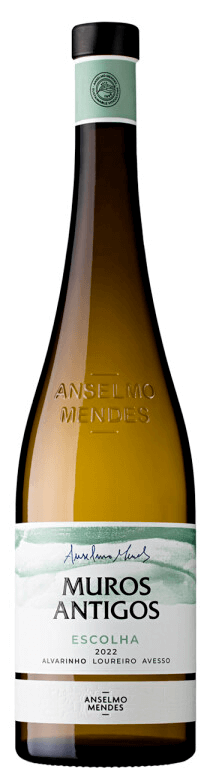 Vinho Verde Muros Antigos Escolha da Anlselmo Mendes, garrafa com rótulo detalhado, destacando-se pela elegância e tradição.