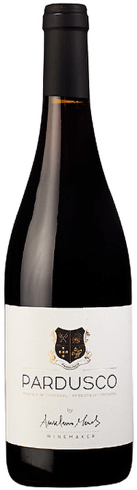 Taça de vinho verde Pardusco Anselmo Mendes, vinho tinto de 2022, na garrafa com rótulo visível.