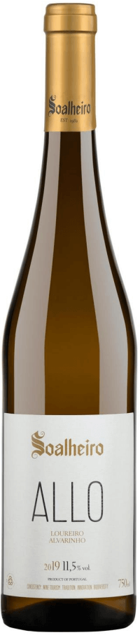 Taça de vinho verde branco Soalheiro Allo, garrafa de Vinho Verde Allo Branco de 2024, com rótulo e taça ao lado.