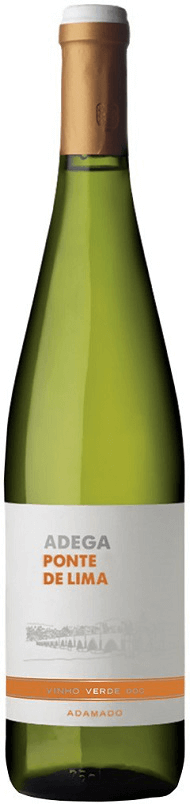 Taça de vinho branco Ponte Lima Adamado Vinho Verde da Adega de Ponte Lima, com garrafa ao fundo.