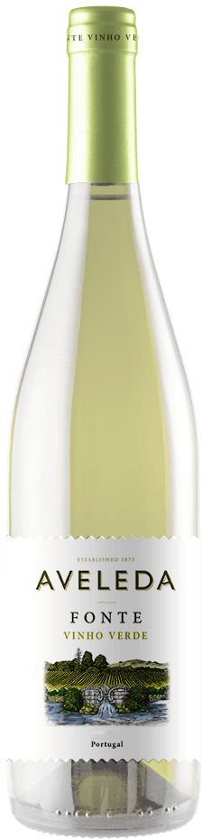 Taça de vinho verde branco Aveleda Fonte, garrafa de Quinta Aveleda, com rótulo visível e ambiente elegante ao fundo.