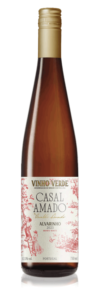 Taça de vinho verde branco Casal Amado Alvarinho da Casa dos Amados, garrafa de Vinho Verde Alvarinho 2023.