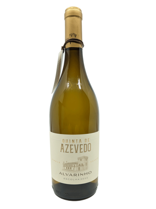 Taça de vinho branco Quinta Azevedo Alvarinho Vinho Verde, garrafa de Quinta de Azevedo, vinho de cor clara e elegante.
