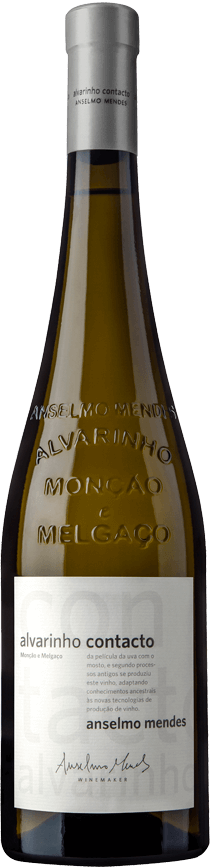 Vinho Alvarinho Contacto da marca Soalheiro, garrafa de vinho branco com rótulo elegante, em uma taça de vinho branco.