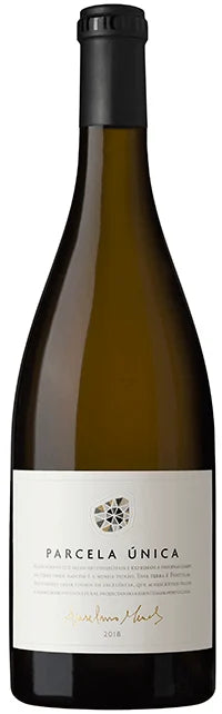 Taça de vinho verde Alvarinho Anselmo Mendes Parcela Única 2021, com garrafa de vinho na mesa, destaque na taça transparente.