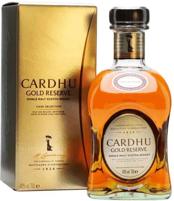 Taça com whisky Cardhu Gold Reserve, destilado de sabor suave e dourado, em garrafa elegante.