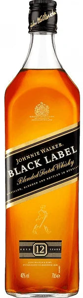 Garrafa de whisky J.Walker Black Label 12 anos, destilado de alta qualidade, com rótulo preto e detalhes dourados.