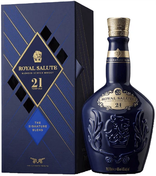 Taça com whisky Chivas Regal Royal Salute 21 anos, destilado de luxo em embalagem elegante.