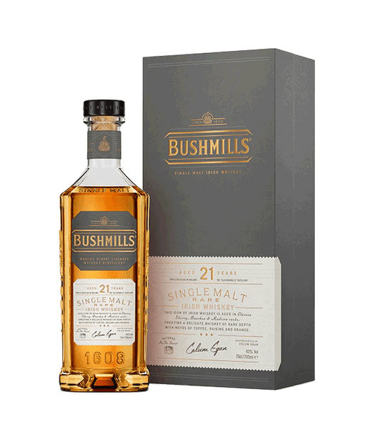 Whisky Bushmills 21 anos, destilado de malte e grão, envelhecido em barris, apresentado na garrafa com rótulo dourado.
