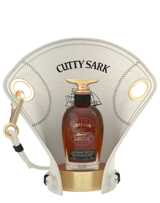 Taça de whisky com garrafa de Cutty Sark Centenary Edition, destilado de uísque escocês envelhecido em barris de carvalho
