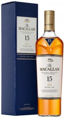 Taça de whisky Macallan 15 Anos Double Cask, destilado de malte envelhecido em barris de carvalho, com cor âmbar intenso.