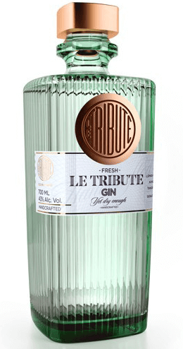 Garrafa de gin LE Tribute da marca Trbute, destilado com rótulo elegante e detalhes na embalagem.