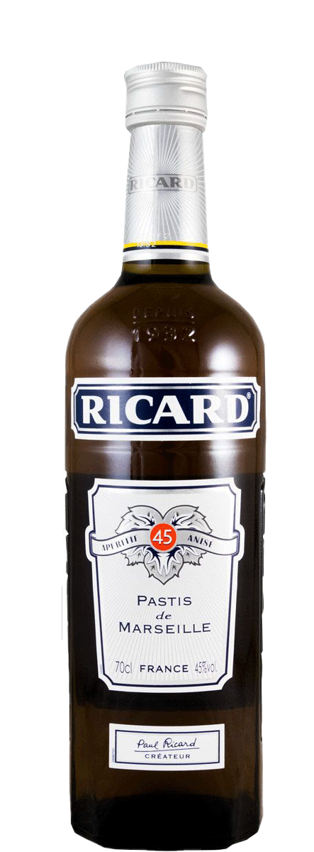 Aperitivo Ricard da marca Garrafeira, servido em copo com gelo e fatias de limão, destaque para o líquido amarelo dourado.