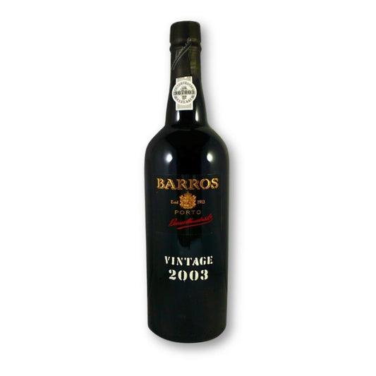 Taça de vinho do Porto Barros Vintage 2003, com garrafa elegante e rótulo clássico, destaque para vinho de qualidade.