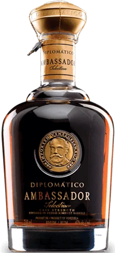 Taça de rum Diplomatico Ambassador, destilado de alta qualidade, com garrafa elegante ao fundo, destacando a marca Diplomatico.