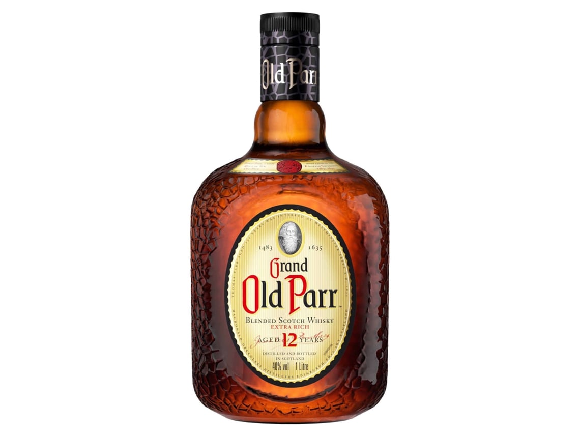 Garrafa de destilado Old Parr 12 Anos, envelhecido, com rótulo detalhado e tampo de cortiça, em ambiente elegante.