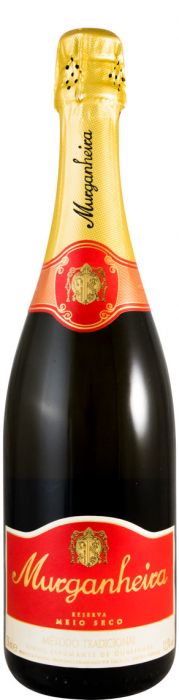 Espumante Murganheira Reserva Meio Seco na taça, com garrafa ao fundo, evidenciando a bebida borbulhante e elegante.