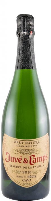 Espumante Juvé y Camps Reserva Familia Brut na taça, com bolhas finas e safra elegante, ideal para celebrações.