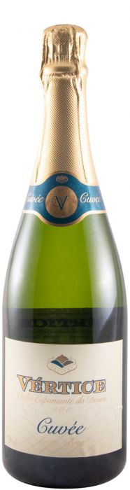 Taça de espumante Vértice Cuvée com garrafa de espumante Vértice Espumante em fundo branco