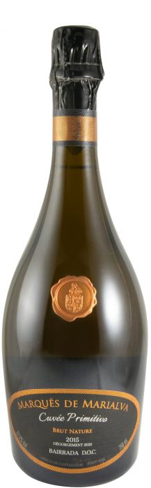 Espumante Marquês de Marialva Cuvée Primitivo Bruto Natural, garrafa de espumante na taça com fundo neutro.