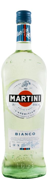 Taça de aperitivo Martini Branco com bebida branca e gelo, destaque para o rótulo e a transparência do líquido na taça.