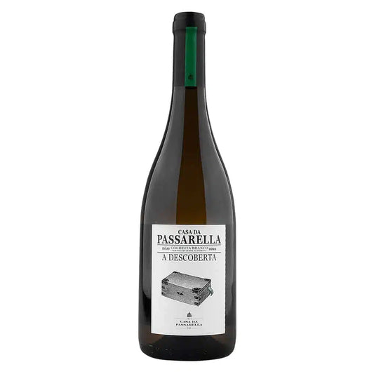 Vinho Casa da Passarela Descoberta Branco 2022 em garrafa, rótulo branco com detalhes dourados, disponível na imagem.