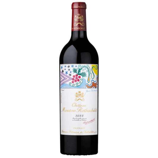 Taça de vinho tinto Château Mouton Rothschild 2023, botella de vinho do mundo, destaque para rótulo elegante e taça cheia.