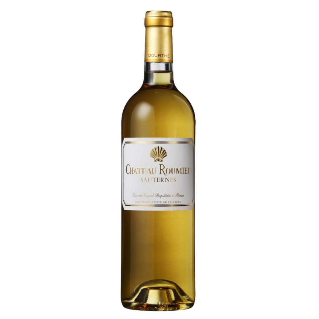 Taça de vinho Château Roumieu Sauternes Colheita Tardia, garrafa de vinho doce de alta qualidade, sobre mesa elegante.