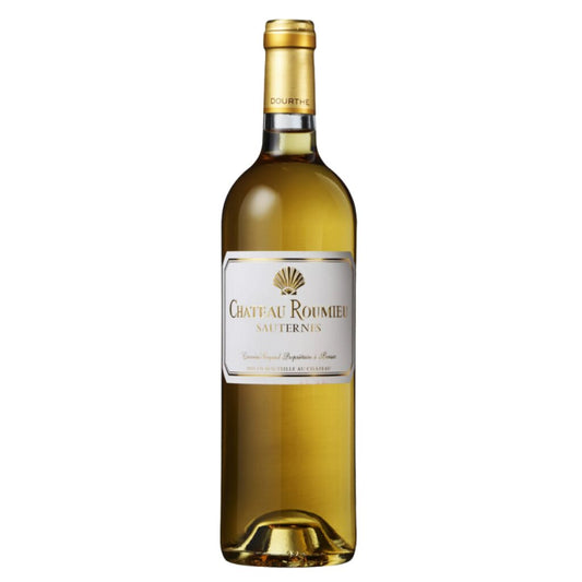 Taça de vinho Château Roumieu Sauternes Colheita Tardia, garrafa de vinho doce de alta qualidade, sobre mesa elegante.