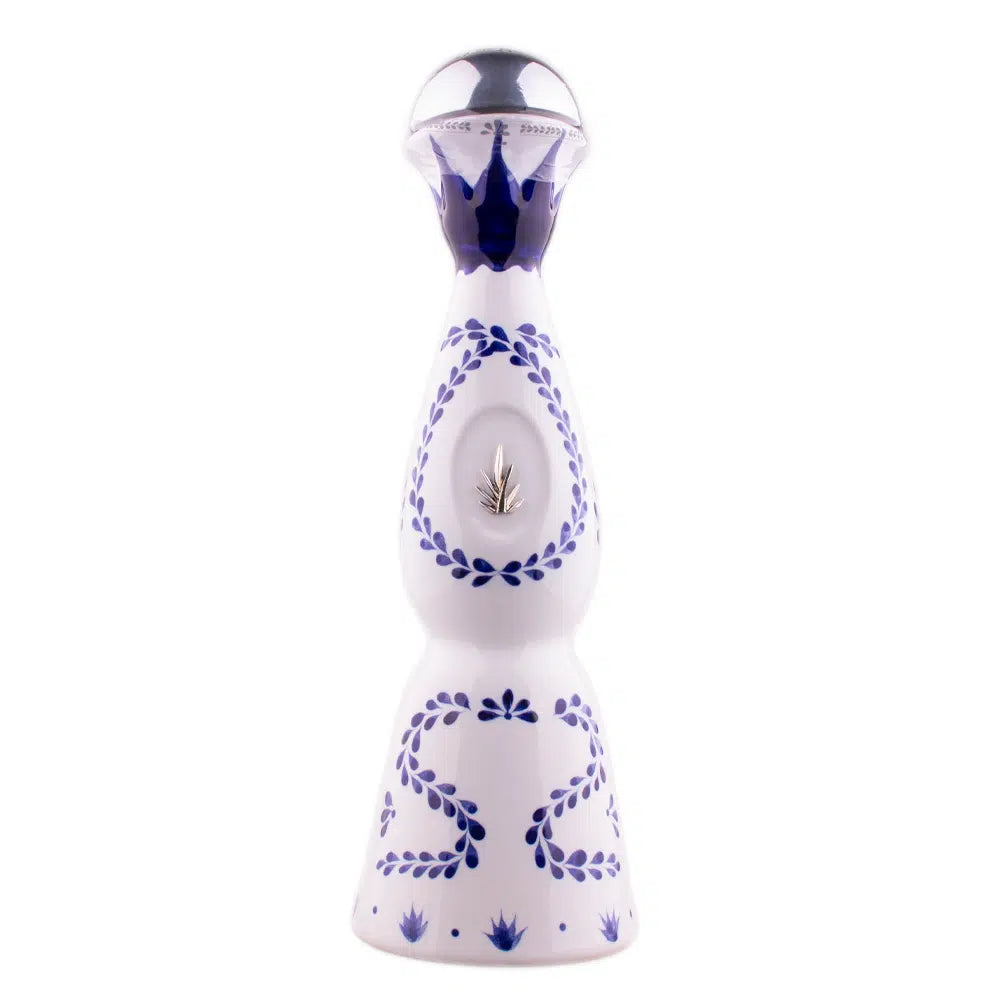 Garrafas de destilado Clase Azul Reposado com embalagem elegante e rótulo detalhado, destaque para a marca e o líquido dourado.