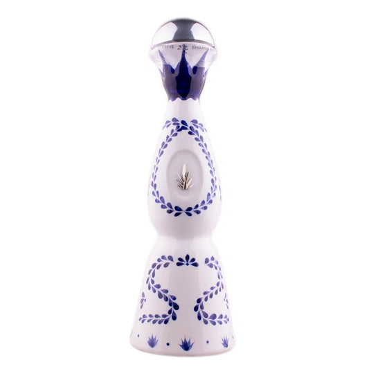 Garrafas de destilado Clase Azul Reposado com embalagem elegante e rótulo detalhado, destaque para a marca e o líquido dourado.