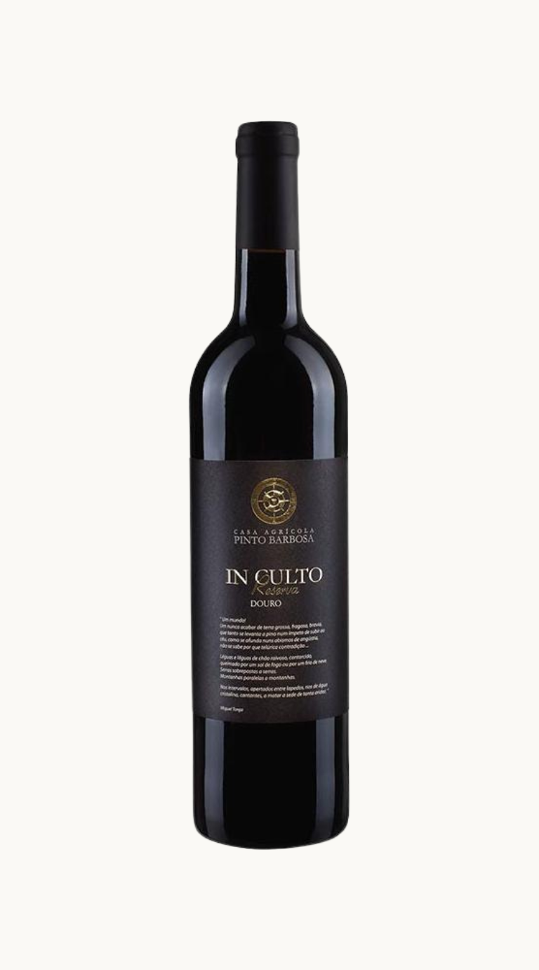 Taça de vinho tinto Casa Agrícola Pinto Barbosa In Culto Reserva, garrafa com rótulo do vinho Douro.
