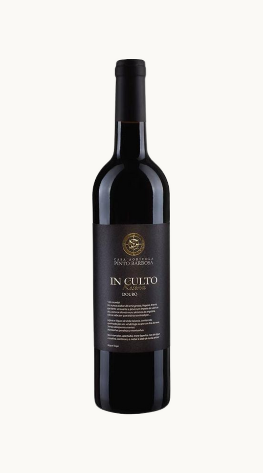 Taça de vinho tinto Casa Agrícola Pinto Barbosa In Culto Reserva, garrafa com rótulo do vinho Douro.