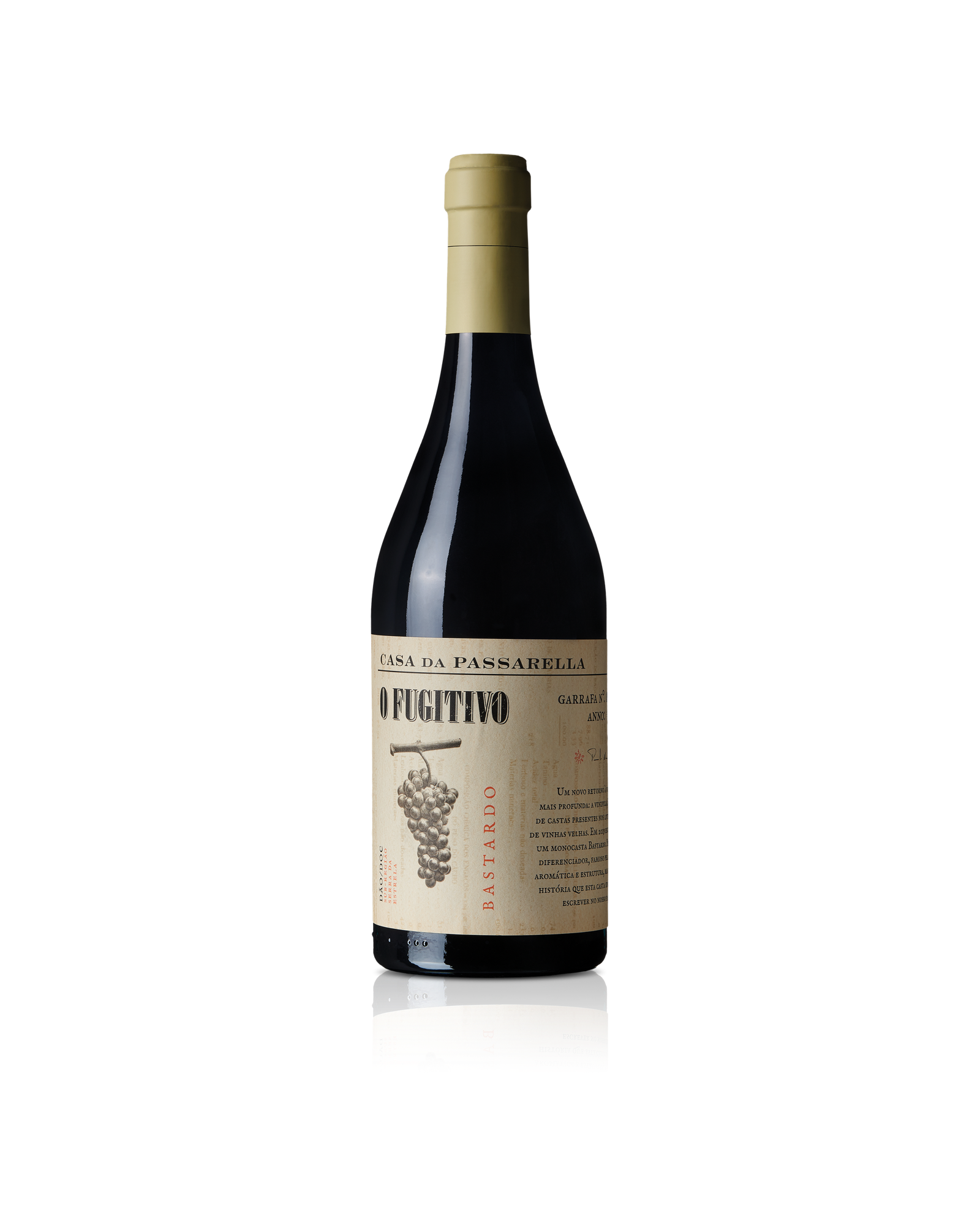 Taça de vinho Casa Passarela Fugitivo Bastardo, vinho tinto da marca Casa da Passarela, em garrafa elegante com rótulo.