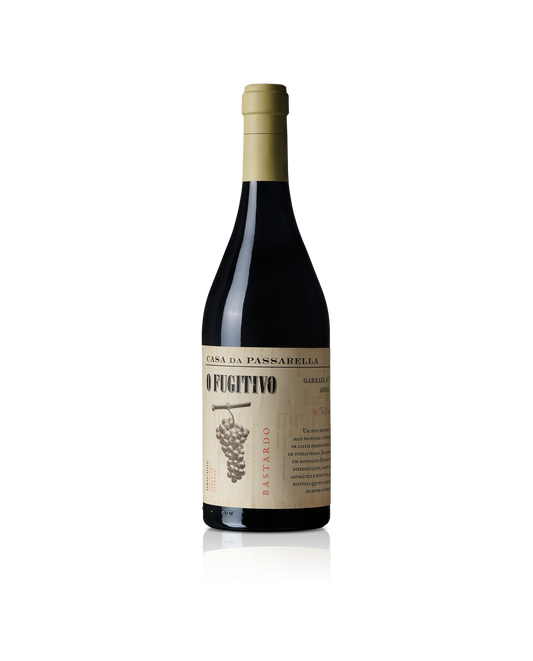 Taça de vinho Casa Passarela Fugitivo Bastardo, vinho tinto da marca Casa da Passarela, em garrafa elegante com rótulo.